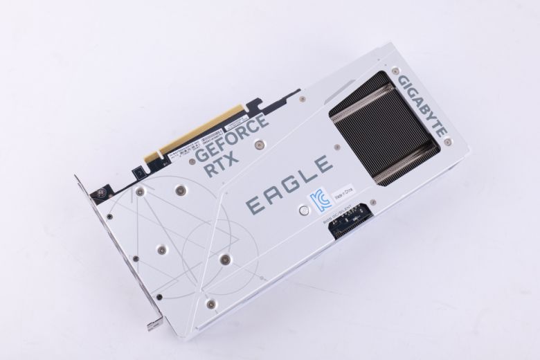 그래픽카드 후면은 견고함과 세련미 두 마리 토끼를 한 번에 잡았다.