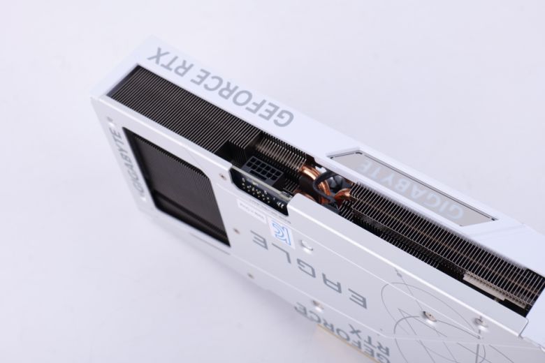 3개의 80mm 블레이드 팬이 중첩되며, 마주한 팬이 사로 다른 방향으로 회전하는 얼터네이트 팬 디자인, 8개의 복합식 구리 히트 파이프. 3D 액티브 팬 및 스크린 쿨링 시스템을 갖춘 덕분에 장시간 사용에도 안정적이다.