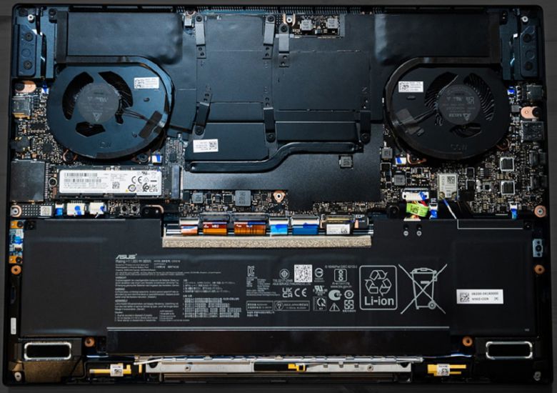 내부 공간이 넓어 듀얼 쿨링팬을 탑재할 수 있다.