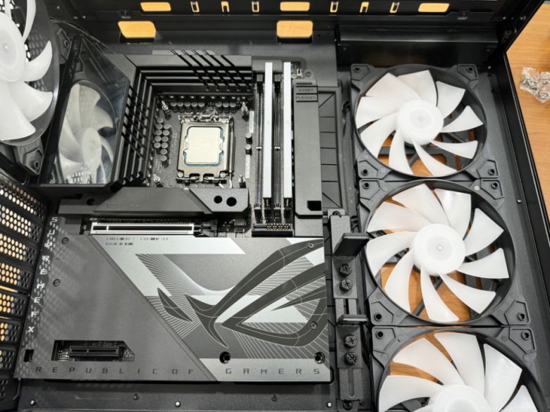 메인보드를 케이스에 장착했다. BTF 디자인이기 때문에 다양한 커넥터를 후면에 손쉽게 연결할 수 있다. 참고로 마이크로닉스 ML-420 View BTF 블랙에 ATX 규격 BTF 메인보드를 장착하려면 후면 하단에 있는 슬롯을 제거해야 한다.