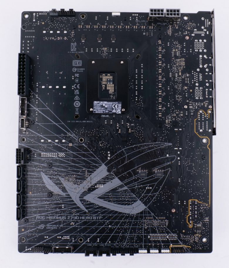 메인보드 커넥터는 모두 후면에 있다.