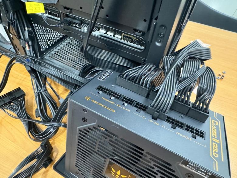 파워서플라이의 케이블을 연결한 후 파워서플라이를 케이스에 연결하면 편리하다.