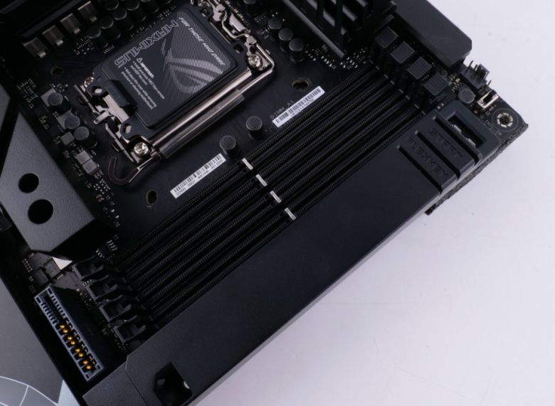 고급형 BTF 메인보드에만 탑재되는 BTF 그래픽카드의 PCIe 고전력 커넥터와 DDR5 슬롯 4개(최대 192GB)가 있다.