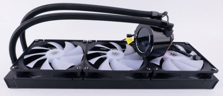 라디에이터에 쿨링팬이 기본으로 장착되어 있어 조립이 편리하다.