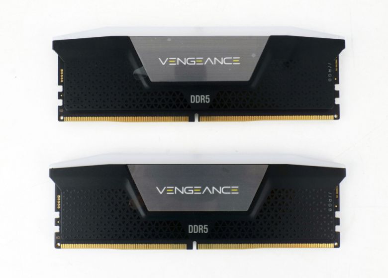 7200MHz 클럭과 48GB(24GB x2) 용량을 지녔다.