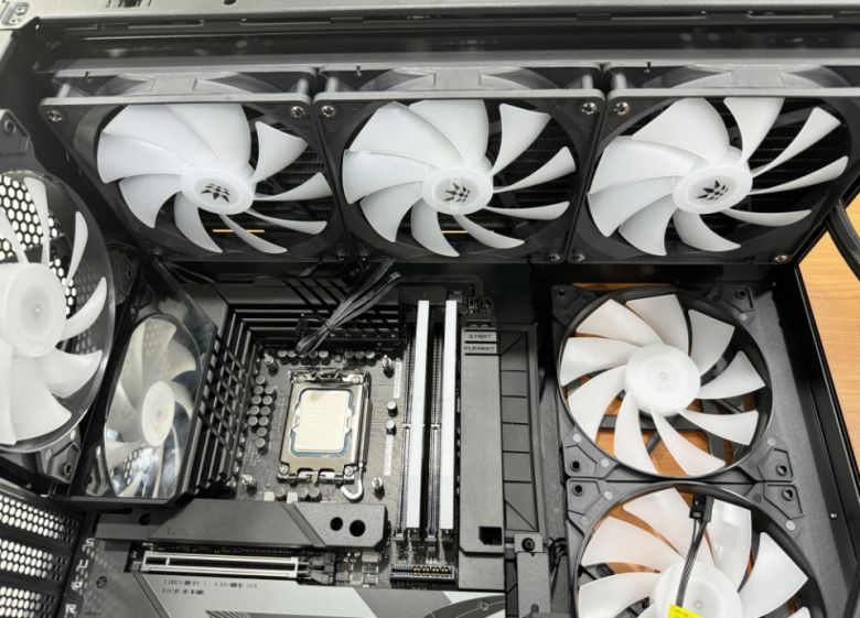 케이스 상단 부분에 라디에이터를 장착했다. 상단 부분을 분리해서 장착해도 되지만, 마이크로닉스 ML-420 View BTF 블랙의 공간이 넓기 때문에 그냥 장착해도 충분하다.