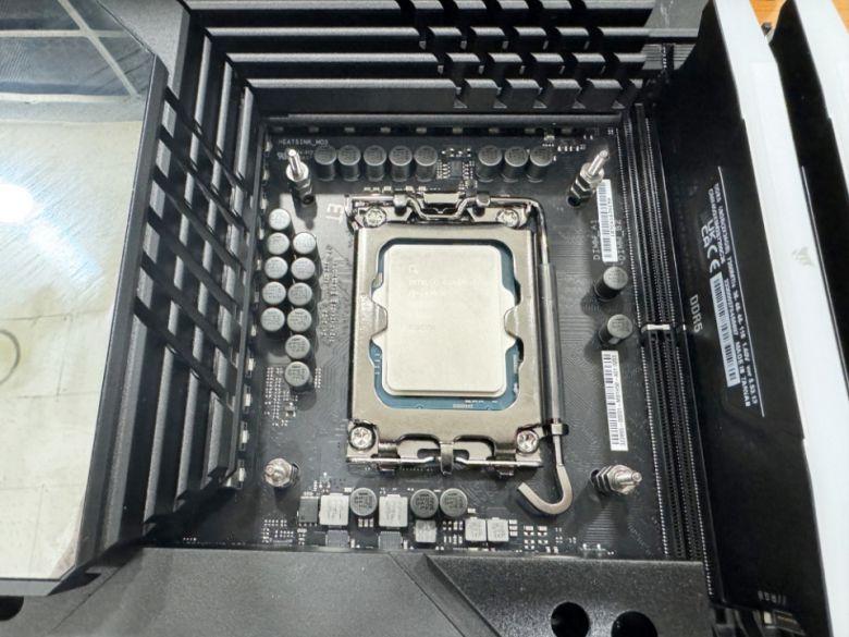 쿨러 가이드를 장착해 케이스에 메인보드를 장착할 준비를 끝냈다.