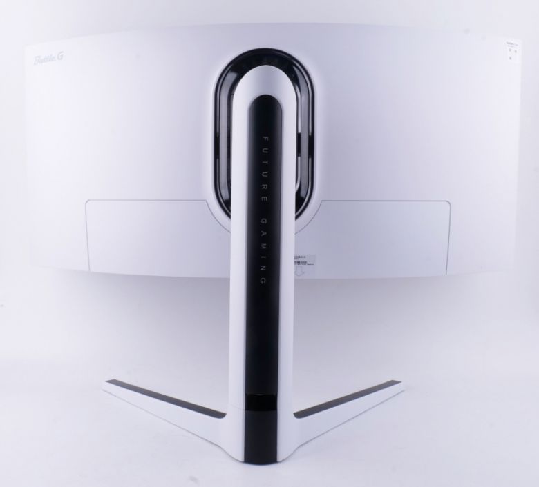 뒤에서 보면 깔끔한 화이트 디자인을 하고 있다.