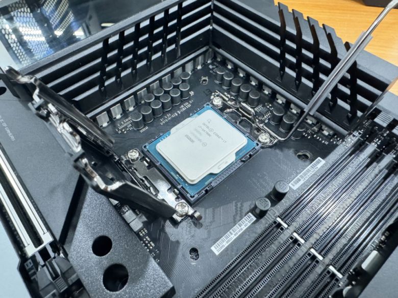 CPU는 메인보드를 케이스에 장착하기 전에 달아두는 것이 편하다.