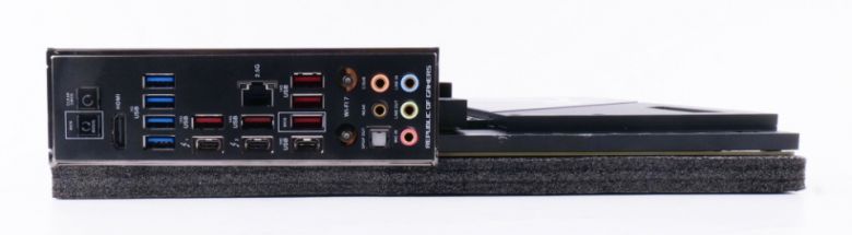 다양한 단자가 있으며, 손쉽게 연결 가능한 Q-안테나 단자가 적용되었다.