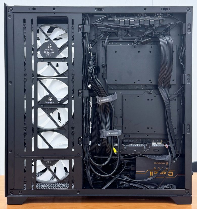 후면에 있는 케이블은 전용 벨크로 등을 이용해서 정리하면 된다.