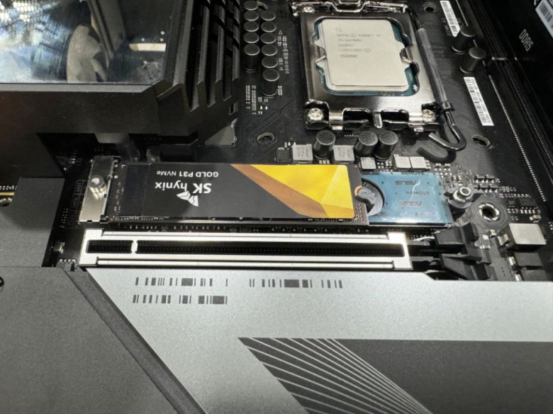 메인 M.2 SSD 슬롯에 SSD를 장착했다. Q-래치 덕분에 손쉽게 SSD를 장착할 수 있다.