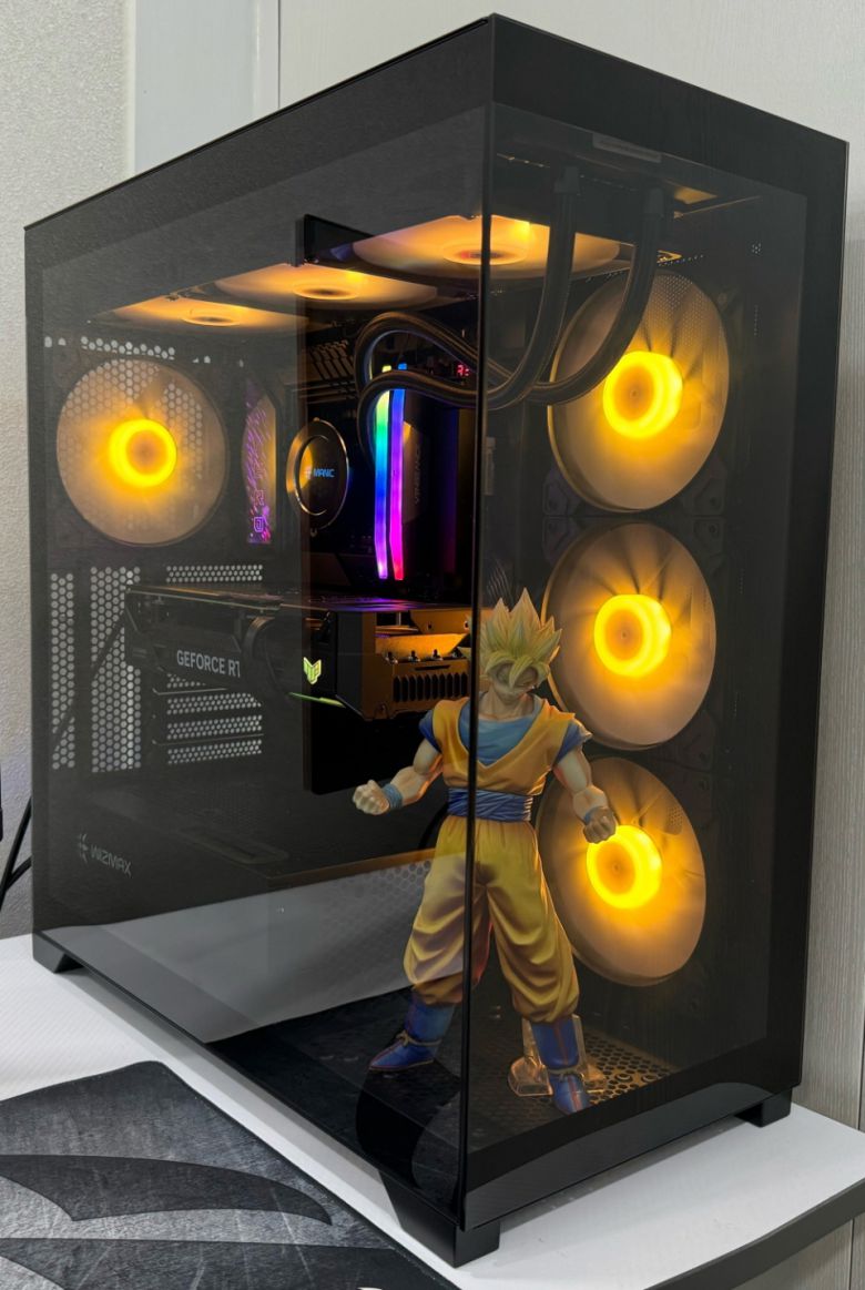 남는 공간에 피규어 등으로 장식하면 더 멋진 나만의 게이밍 PC를 만들 수 있다.