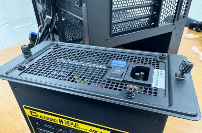 파워서플라이도 커버를 제거해서 장착한 후 연결할 수 있다.