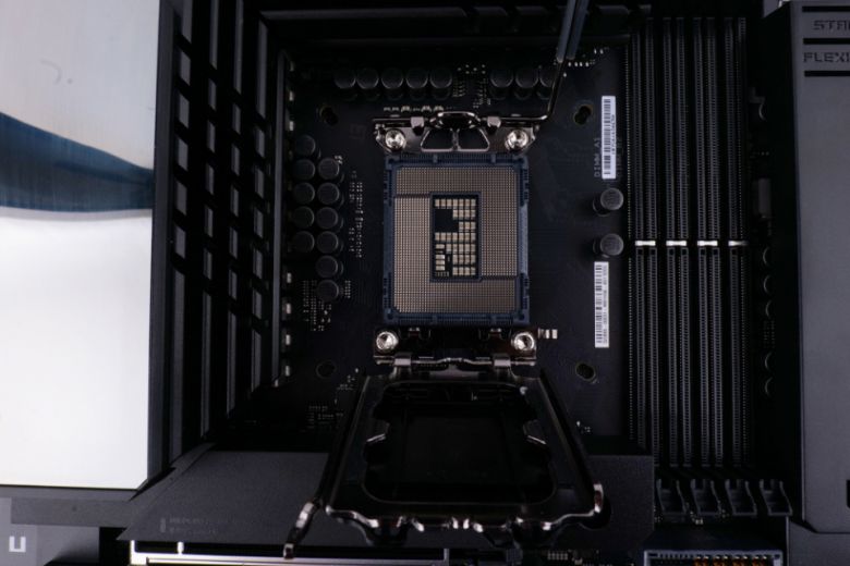 LGA 1700 소켓을 지원해 인텔 12/13/14세대 코어를 장착할 수 있다.