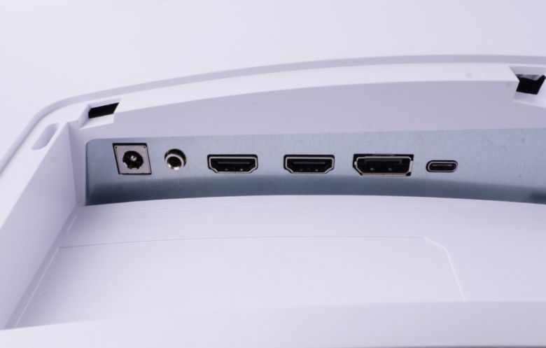 입출력 단자로는 HDMI 2.0 x2, DP 1.4 x1, Type-C x1가 있다.