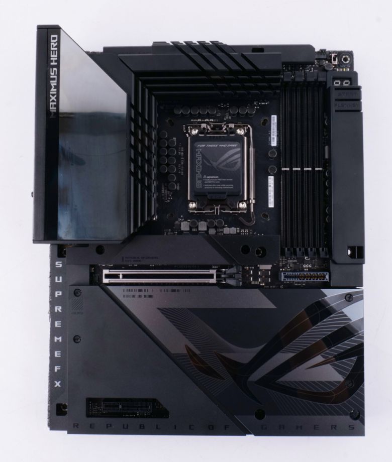 BTF 메인보드는 정면에 커넥터가 없어 매우 깔끔하다.