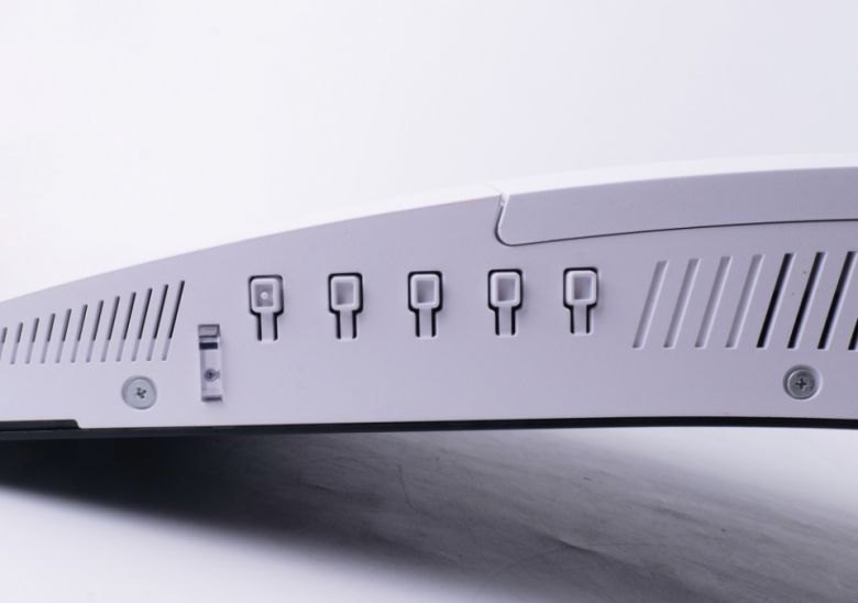 조작 버튼은 오른쪽 아래 부분에 있다.