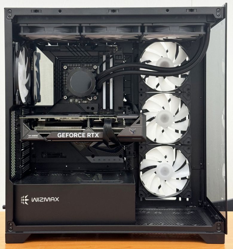 마지막으로 그래픽카드를 장착했다. 12V-2x6 케이블이 있어 간편하고 깔끔하게 그래픽카드에 전원 케이블을 연결할 수 있다.