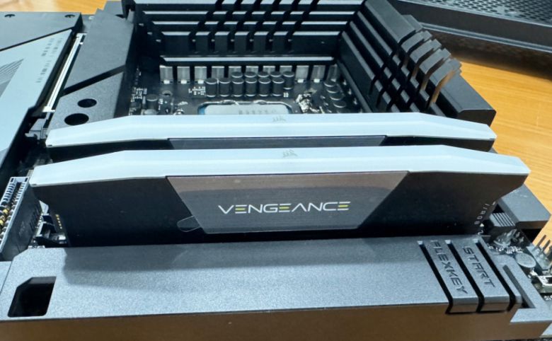 메모리를 듀얼 채널로 활용하려면 1-3, 2-4 슬롯에 장착해야 한다.