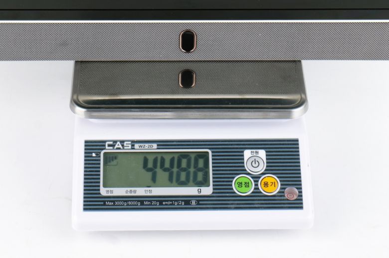 무빙스탠드 호환 베사판을 포함한 무게는 약 4.49kg이다.
