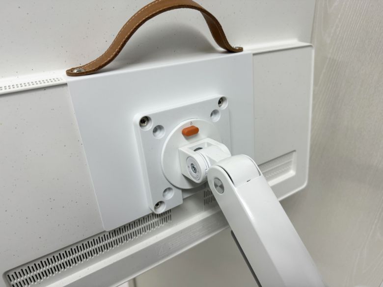 무빙스탠드 호환 베사판을 통해 무빙스탠드에 손쉽게 연결할 수 있다.