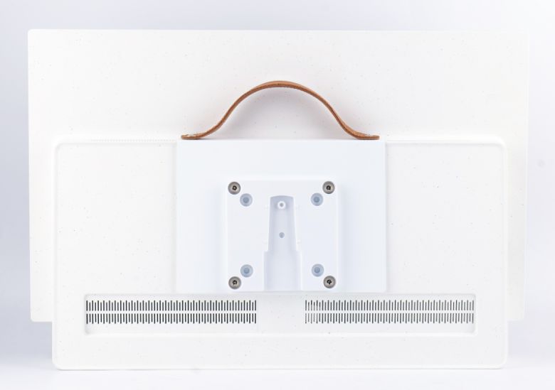 후면 베사홀에 무빙스탠드 호환 베사판을 장착할 수 있다.