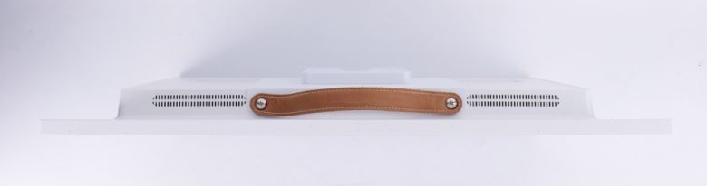 손잡이가 탑재되어 있어 한 손으로 들고 다니기 편리하다.