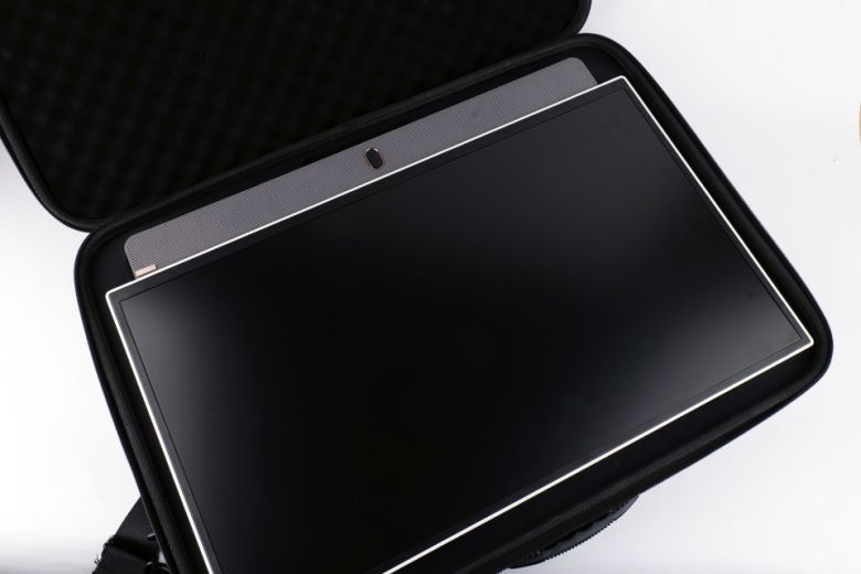 전용 케이스에 이스트라 쿠카 팔로미 본체와 리모컨, 어댑터를 수납할 수 있다.