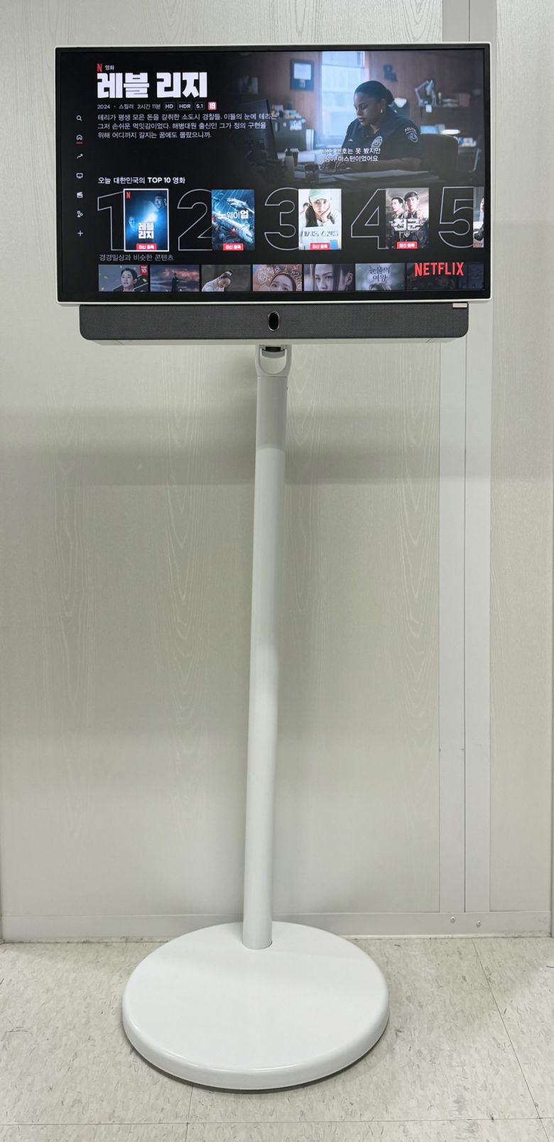 무빙스탠드를 활용해 간단하게 이동식 TV로 바꿀 수 있다.