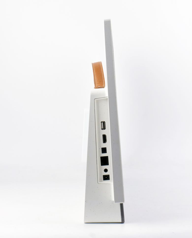 측면에는 다양한 입출력 단자가 있다.