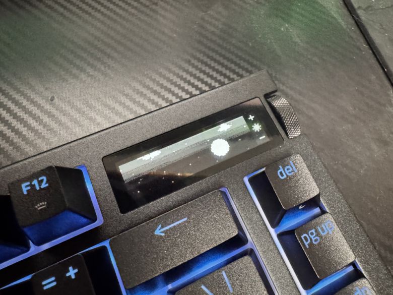 OLED 디스플레이의 탑재도 주목할 필요가 있다.