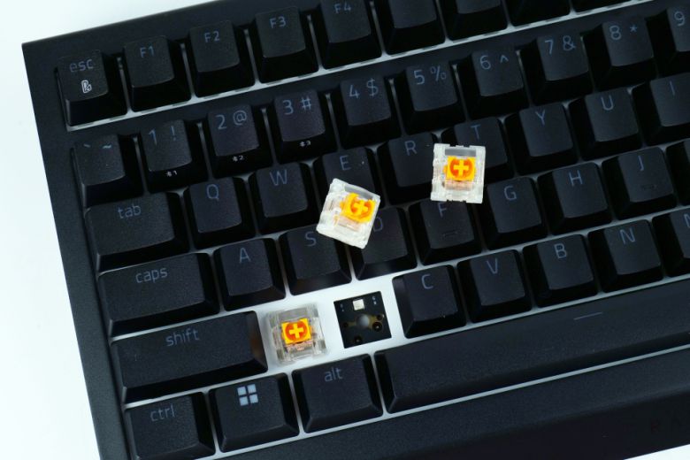 만약 사용 중 스위치 일부가 고장나거나 다른 키감을 경험하고 싶을 경우, 동봉된 스위치 풀러로 스위치를 분리하여 다른 3핀 또는 5핀 스위치로 직접 교체할 수 있다.