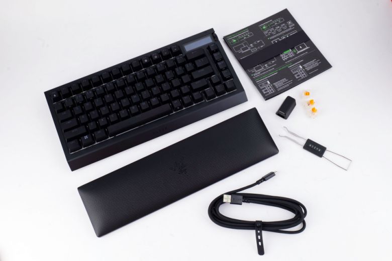 키보드 본체, 팜레스트, USB Type-C to A 케이블, 2.4GHz 무선 동글, 키캡/스위치 풀러, 매뉴얼, 스티커가 동봉된다.