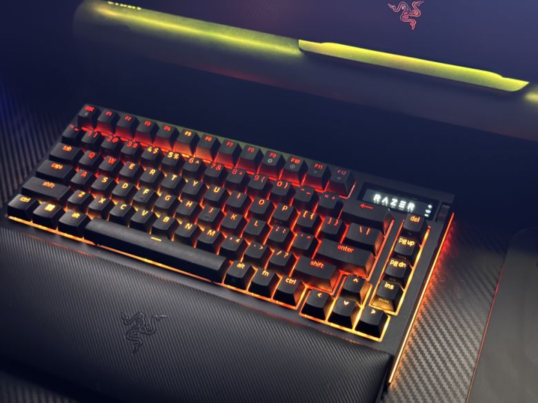 키보드 하단에도 언더글로우 RGB LED가 탑재되어 게이밍 데스크를 더욱 화려하게 빛낸다.