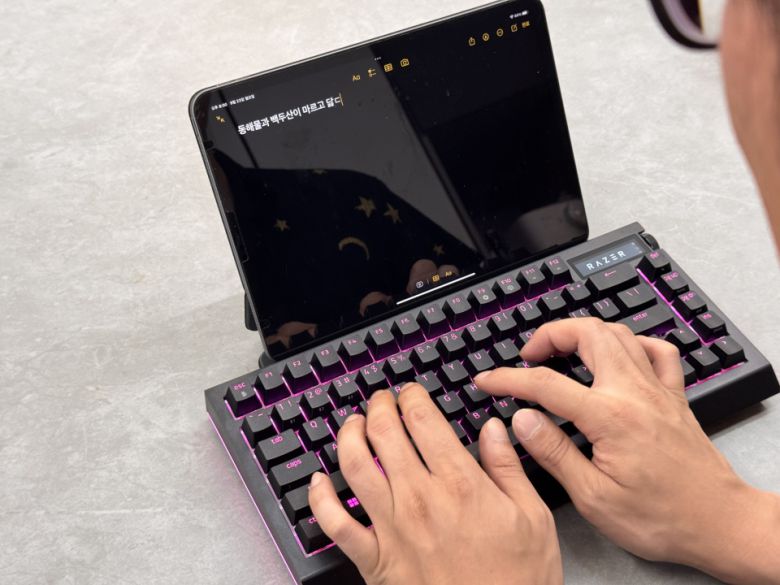 아이패드 프로에 직접 페어링 후 사용해보니 더욱 쾌적한 타건이 가능했다.