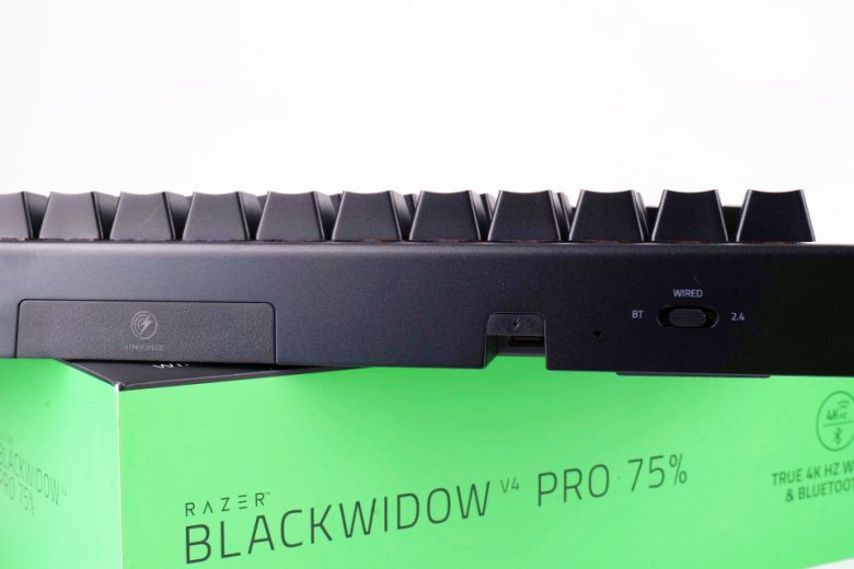 USB Type-C 단자를 통해 유선으로 게임을 즐기거나 키보드를 충전할 수 있다.