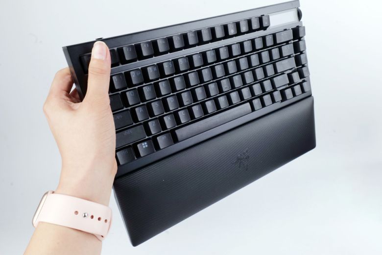 손목 받침대는 인조 가죽 소재를 택해 부드럽고 피부에 닿는 느낌이 좋다.