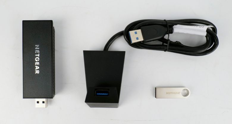 무선 랜카드 본체와 크래들, 드라이버가 내장된 USB 메모리가 함께 제공된다.