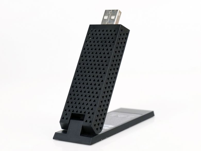 발열을 효과적으로 제어할 수 있도록 타공 디자인을 적용했다.