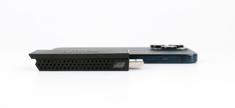 스마트폰보다 작은 크기로 휴대하기에도 좋다.