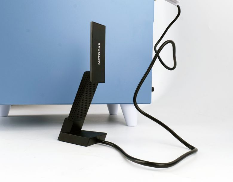 전용 크래들을 활용하면 후면 단자에 연결하고도 원하는 위치에 무선 랜카드를 배치할 수 있다.