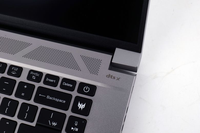 DTS X Ultra 오디오를 지원해 내장 스피커에서도 더욱 실감나는 사운드가 구현된다.