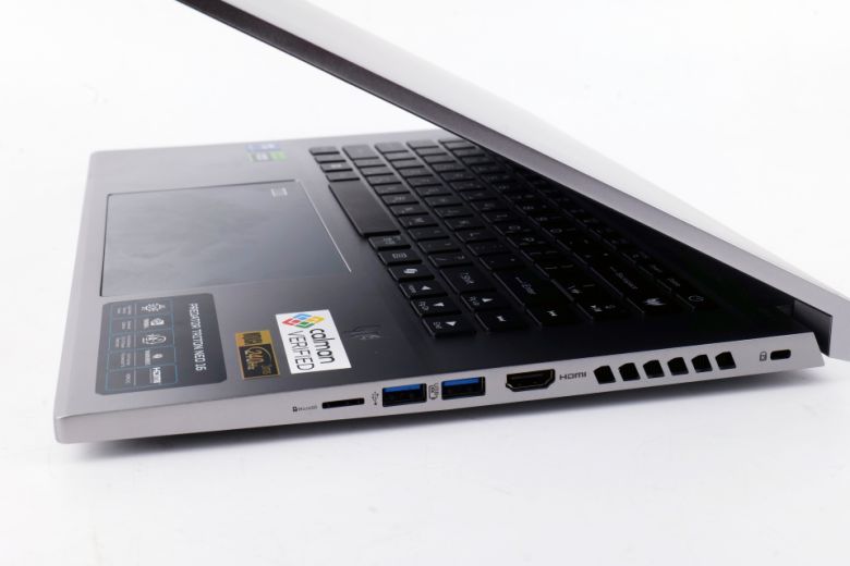 오른쪽에는 마이크로 SD 카드 슬롯, USB Type-A 단자 2개, 그리고 HDMI 2.1 단자가 위치한다.