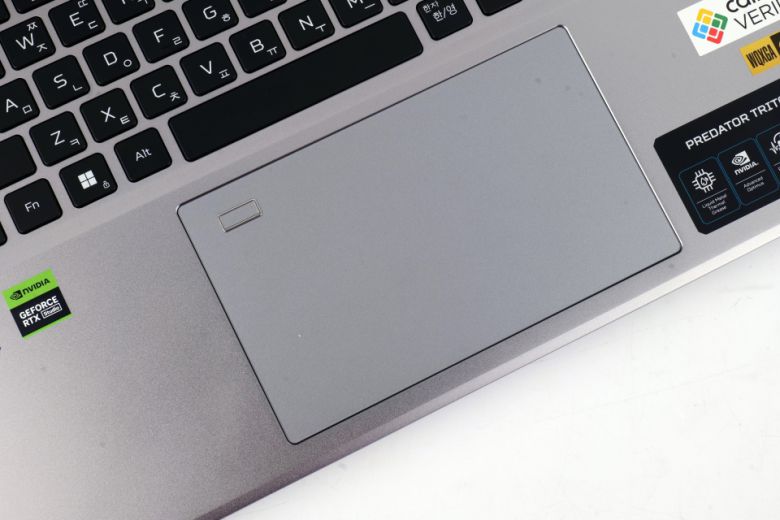 아이폰 16 프로보다 더 큰 터치패드를 갖췄고 매끄럽게 작동할 뿐만 아니라 윈도우 헬로 인증을 갖춘 지문 인식기까지 품었다.