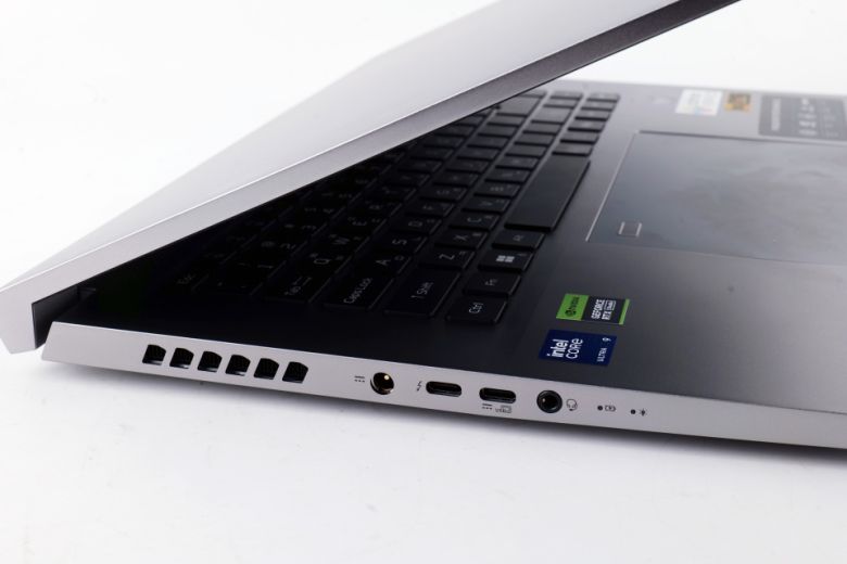 왼쪽에는 DC-in, USB Type-C(썬더볼트 4), USB Type-C(DC-in), 헤드폰/마이크 잭이 위치한다.