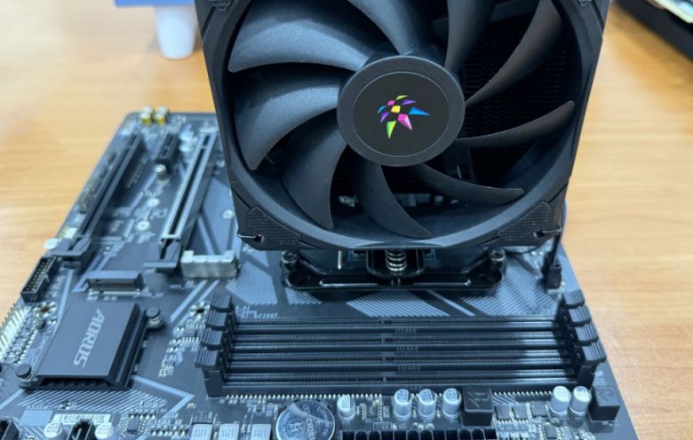 쿨러는 가이드를 먼저 장착하고 쿨링팬을 뺀 후 히트싱크를 먼저 결착하고 쿨링팬을 끼우면 된다.