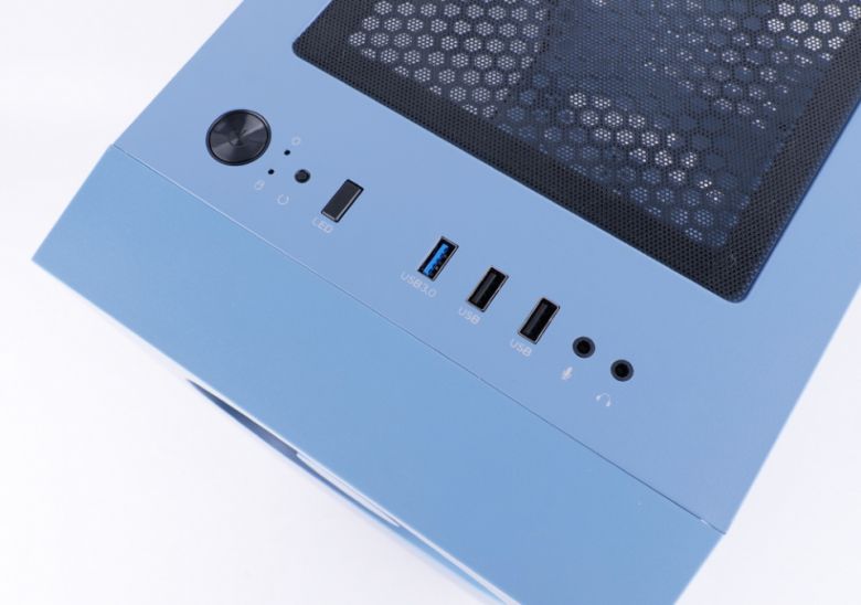 상단에는 다양한 입출력 단자를 갖췄다.