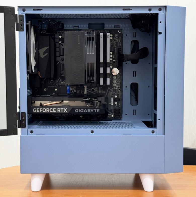 마지막으로 그래픽카드를 장착했다.