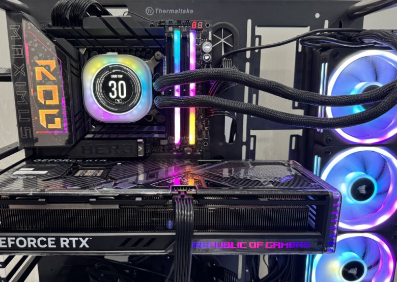 벤치마크를 위해 구성한 시스템. 그래픽카드 크기가 커서 부득이하게 수랭쿨러 라디에이터를 케이스 바깥쪽으로 장착했다.